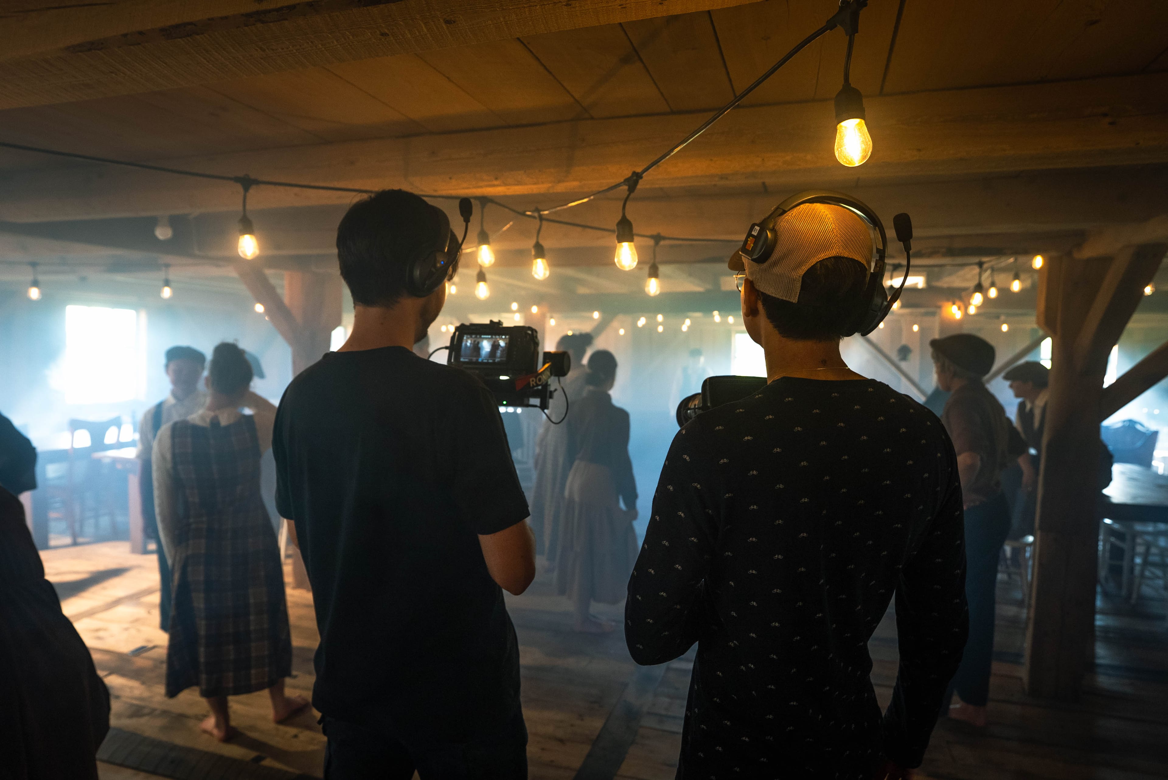 Propulse-toi team filming on an indoor set