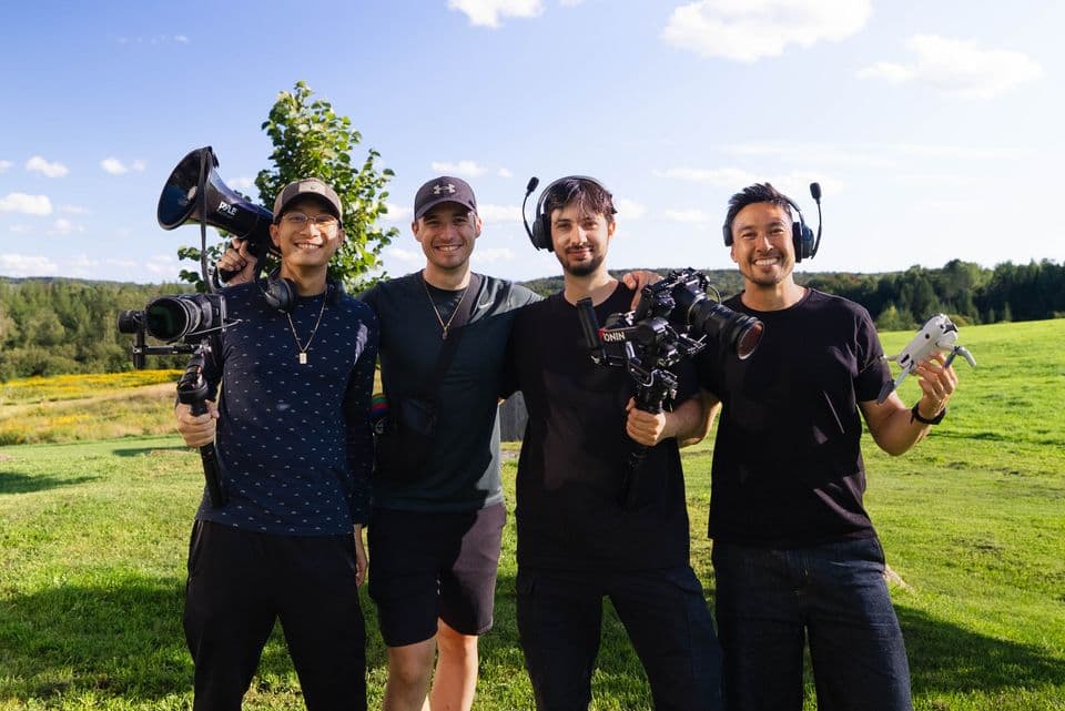 Propulse-toi production team together on a shoot