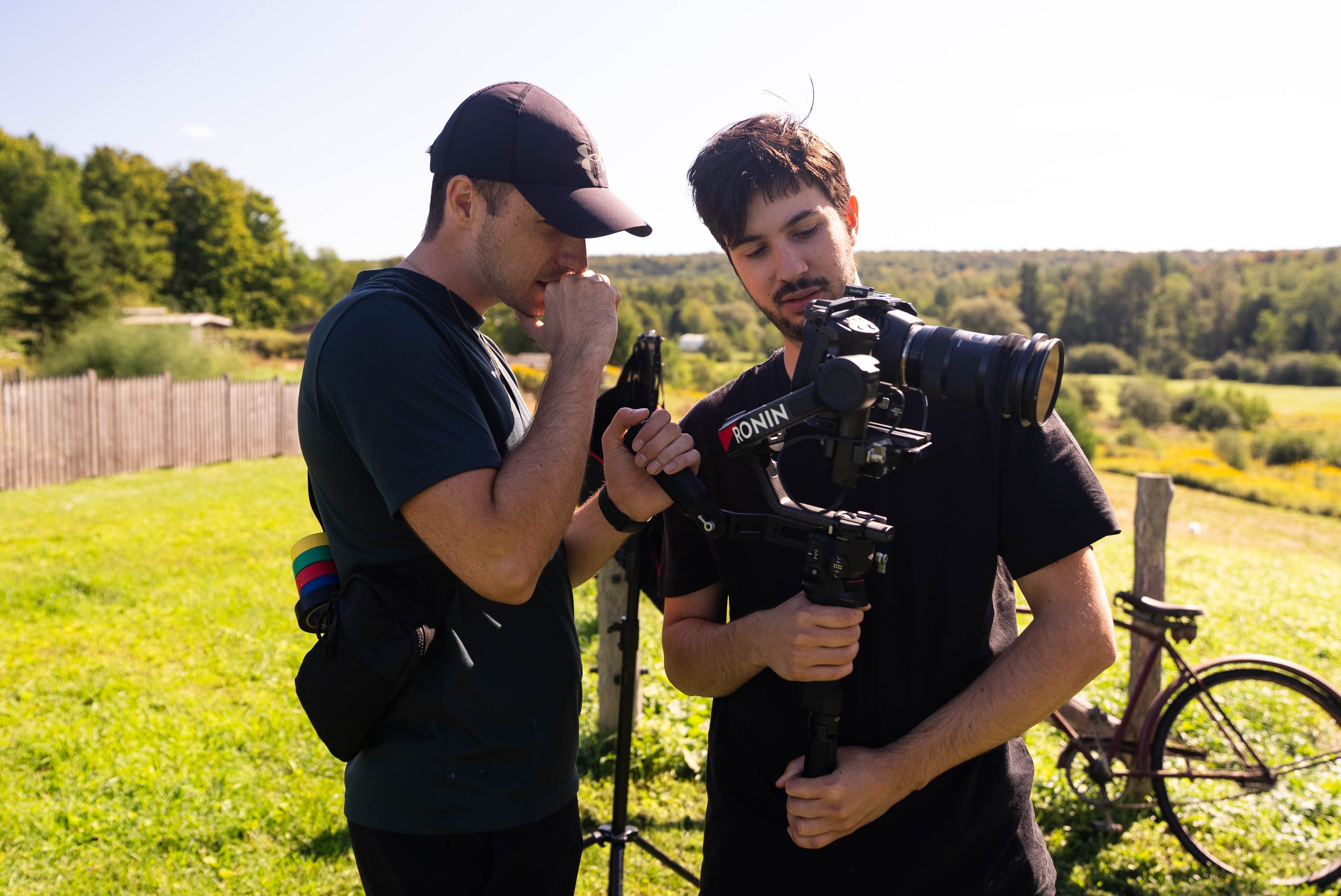 Film crew in an autumn forest — Bienvenue chez nous